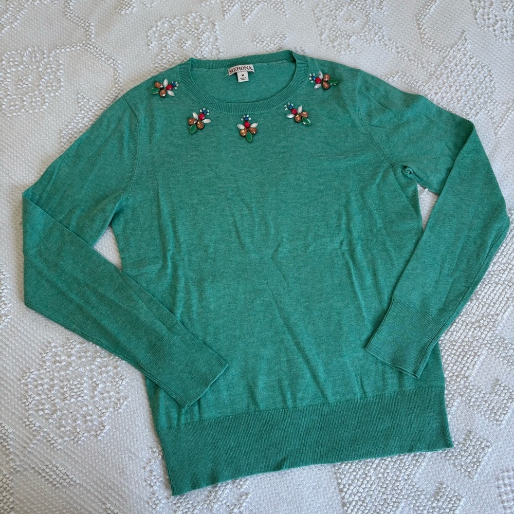 Merona‎ women’s size medium green round neck sweater with beaded collar detail